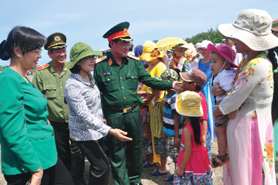 Nhân dân trên đảo Trường Sa nồng nhiệt đón đoàn công tác tại đường băng sân bay