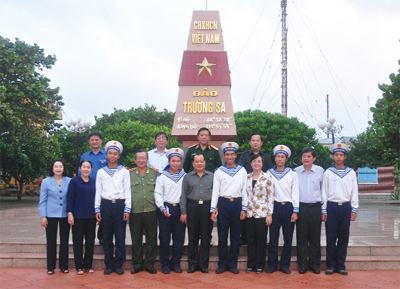 Lãnh đạo Thành ủy, HĐND, UBND, Ủy ban MTTQ Việt Nam thành phố Hồ Chí Minh chụp ảnh lưu niệm với các chiến sĩ là những người con của thành phố Hồ Chí Minh đang công tác tại đảo Trường Sa