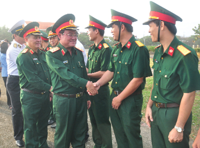 Trung tướng Trần Đơn, Ủy viên Trung ương Đảng, Tư lệnh Quân khu 7 thăm hỏi động viên các bác sĩ của Bệnh viện 175 và Quân khu 7 đang công tác trên đảo Trường Sa