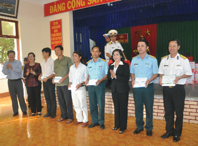 Lãnh đạo thành phố Hồ Chí Minh tặng quà tết cho các lực lượng trên đảo Trường Sa