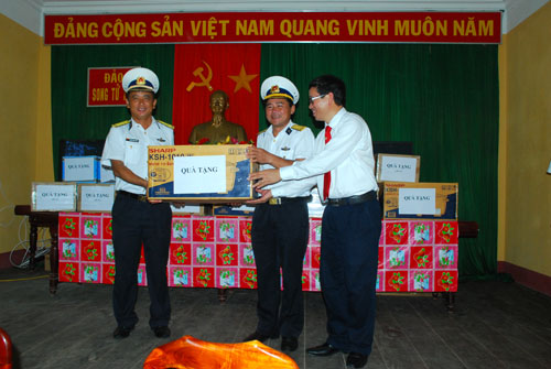 Đại diện Đài truyền hình TP Hồ Chí Minh HTV tặng quà cho cán bộ, chiến sĩ đảo Song Tử Tây