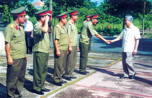 Đồng chí Đỗ Mười, nguyên Tổng Bí thư BCHTW Đảng Cộng sản Việt Nam, thăm Quân khu 7 năm 2004