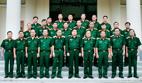 Đại tướng Phùng Quang Thanh, Bộ trưởng Bộ Quốc phòng, chụp ảnh lưu niệm cũng lãnh đạo Quân khu 7