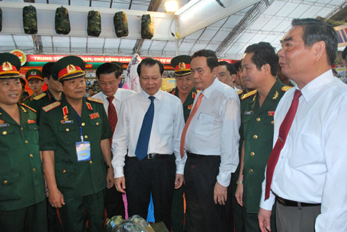 Đồng chí Lê Hồng Anh, Thường trực Ban bí thư và đồng chí Vũ Văn Ninh, Phó Thủ tướng Chính phủ thăm gian hàng triển lãm của Công ty Dệt May 7
