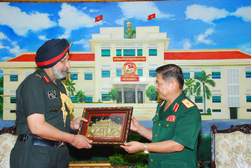 Thiếu tướng Phan Tấn Tài, Phó Tư lệnh Quân khu 7, tặng quà lưu niệm cho trưởng đoàn Trung tâm học viên quốc gia Bộ Quốc phòng Ấn Độ