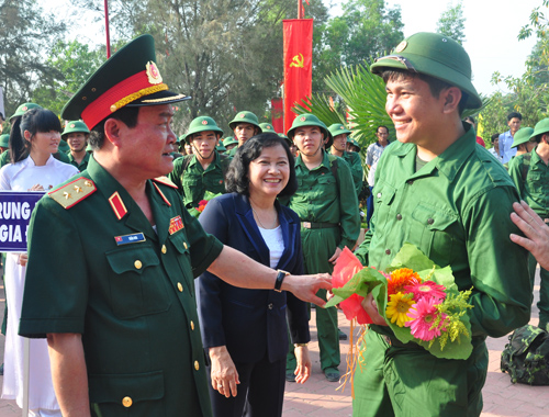 Trung tướng Trần Đơn, Ủy viên Trung ương Đảng, Tư lệnh Quân khu 7, động viên thanh niên lên đường nhập ngũ