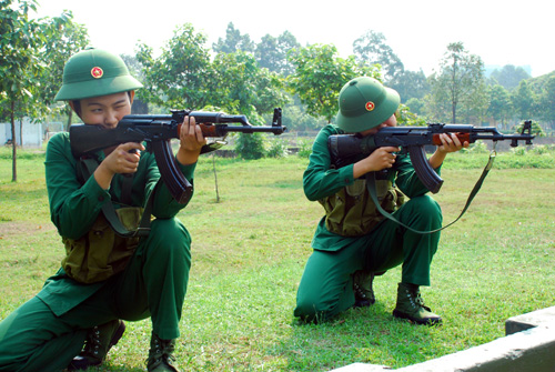 Dù mới huấn luyện trong thời gian ngắn nhưng hầu hết các nữ tân binh đều thành thạo các bài luyện tập bắn súng AK