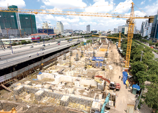 Các chuyên gia, kỹ sư, công nhân đang xây dựng tuyến Metro Bến Thành - Suối Tiên 