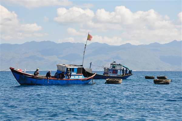 Ngư dân dừng chân ở Cù Lao Câu chuẩn bị cho chuyến đi biển dài ngày