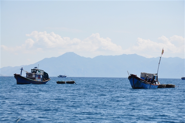 Ngư dân dừng chân ở Cù Lao Câu chuẩn bị cho chuyến đi biển dài ngày