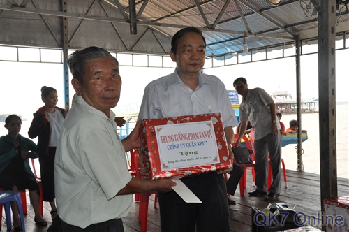 Trung tướng Phạm Văn Dỹ, Chính ủy Quân khu 7 tặng quà cho Trường Tiểu học Việt Nam.