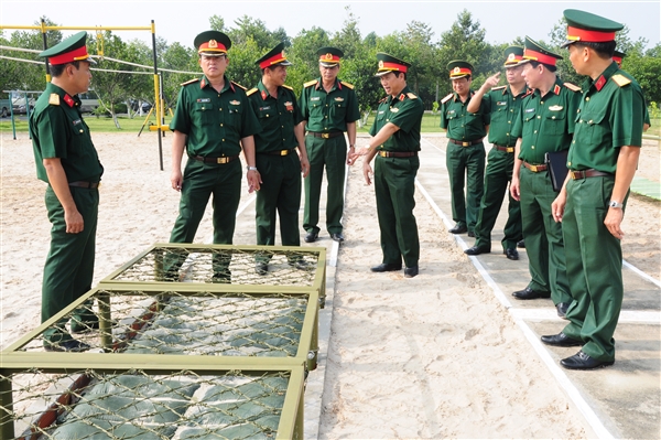 Trung tướng Nguyễn Quốc Khánh, Phó tổng Tham mưu trưởng QĐND Việt Nam kiểm tra bãi thể lực của Trung đoàn 5