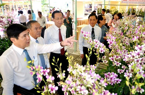 Chủ tịch UBND TPHCM Nguyễn Thành Phong tham quan triển lãm sản phẩm nông nghiệp chất lượng cao