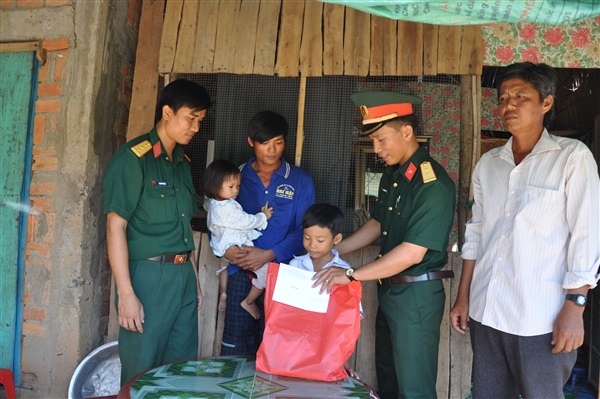 Đại đội Vĩnh Hưng, Bộ CHQS tỉnh Long An tặng quà cho gia đình có hoàn cảnh khó khăn
