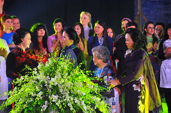 Chủ tịch Quốc hội Nguyễn Thị Kim Ngân tới dự và chụp ảnh cùng các người mẫu đặc biệt ở cuối chương trình. 