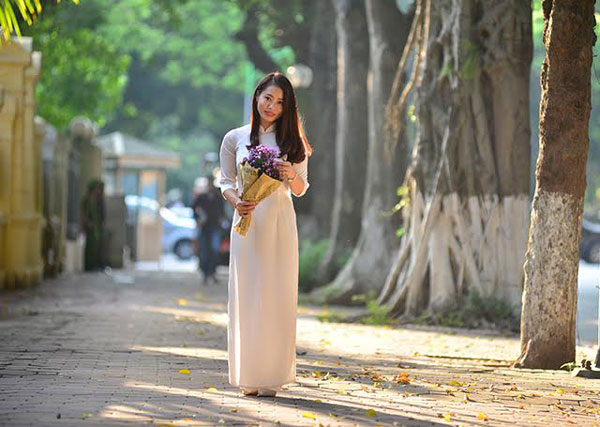 Mùa thu Hà Nội là mùa đẹp nhất trong năm. Chính vì vậy mùa thu Hà Nội luôn luôn là thời gian mà các nhiếp ảnh cũng như thiếu nữ muốn lưu lại những khoảnh khắc đẹp.