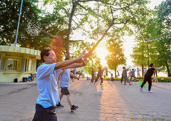 Trong ban mai, người dân Thủ đô tập thể dục trong khung cảnh vắng lặng của buổi sớm yên bình.