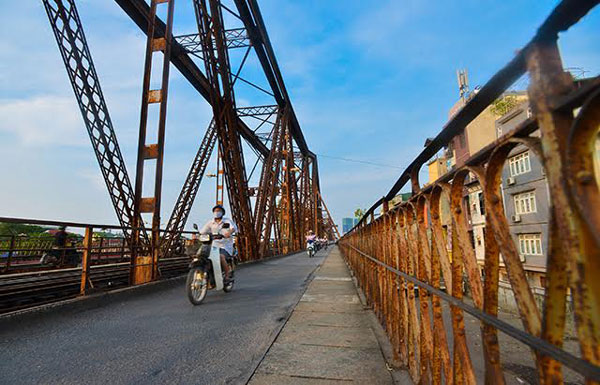 Cây cầu Long Biên đi cùng với những ngày mùa Thu lịch sử.