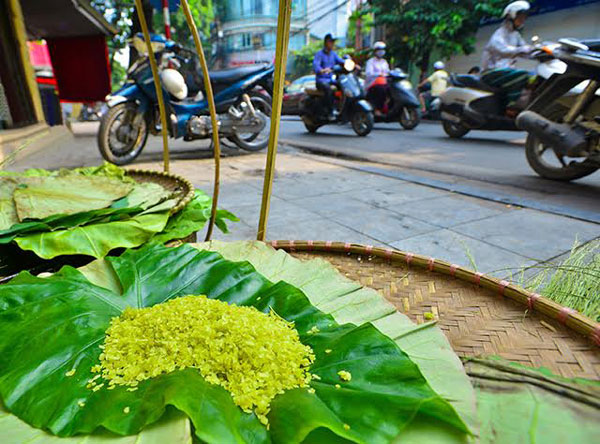 Hương cốm thơm trên từng con phố mang theo nỗi nhớ nhung của những người con xa Hà Nội.